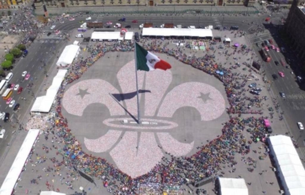 Imagen Crean Flor de Lis más grande de mundo con latas de aluminio en el Zócalo