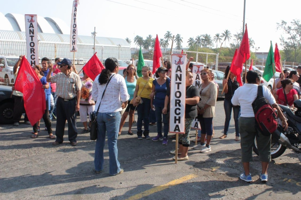 Imagen Colonos bloquean por minutos Miguel Alemán y Santos Pérez Abascal