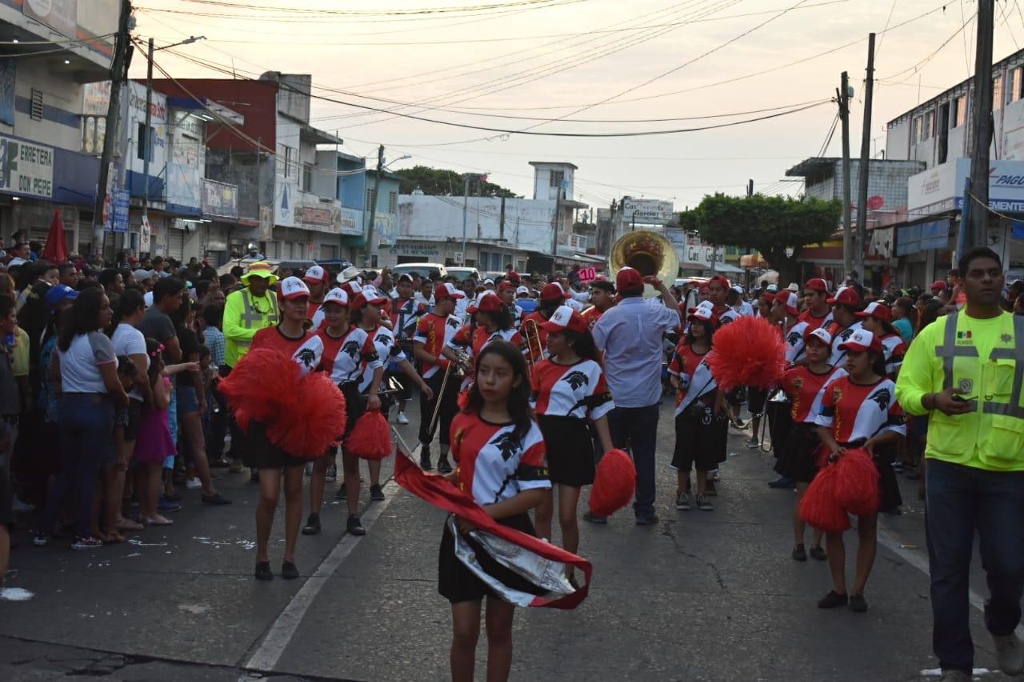 Imagen Realizan primer gran desfile de Carnaval en Alvarado (+fotos)