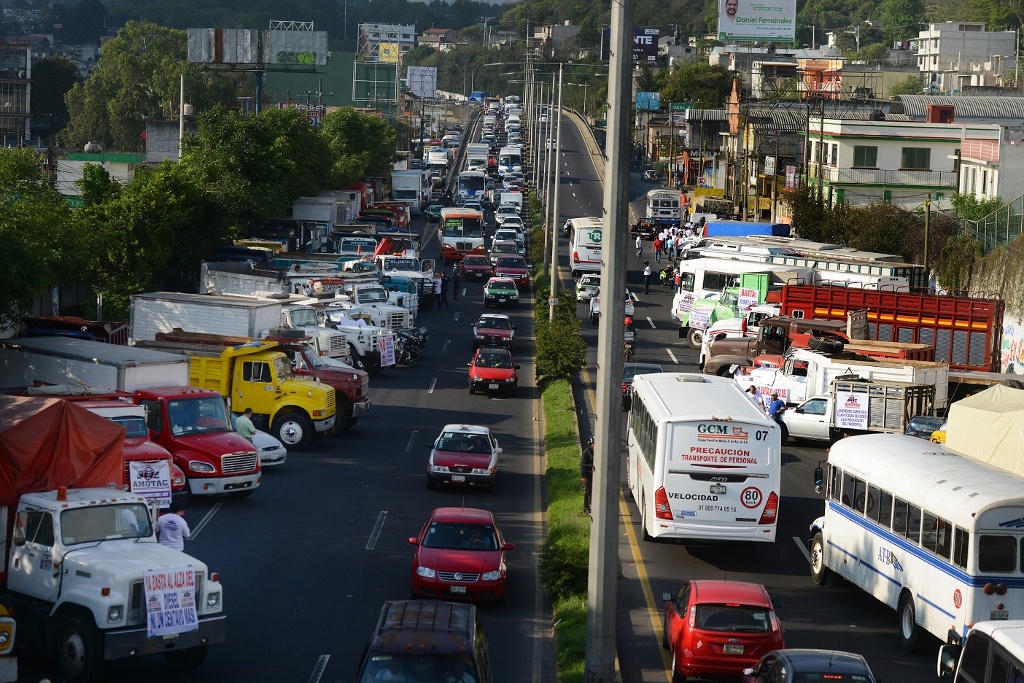 Imagen Transportistas bloquean un carril en la carretera Xalapa-Banderilla (+fotos)