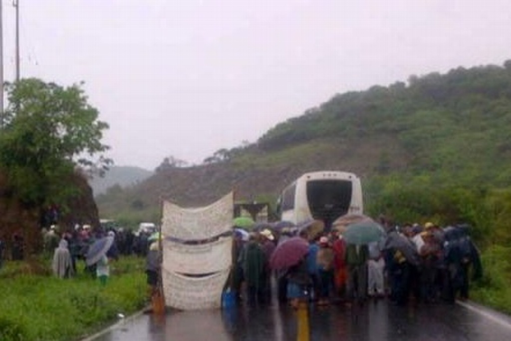 Imagen Reportan manifestantes en carreteras Teziutlán-Perote y Pachuca-Tuxpan, en Veracruz