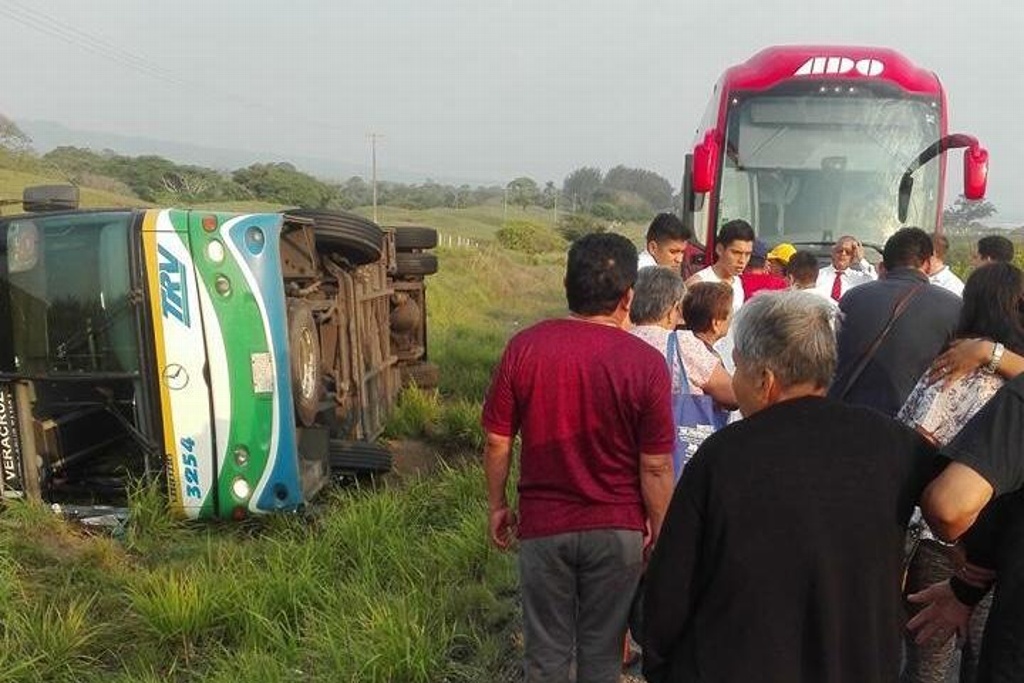 Imagen Vuelca autobús en carretera Veracruz-Poza Rica