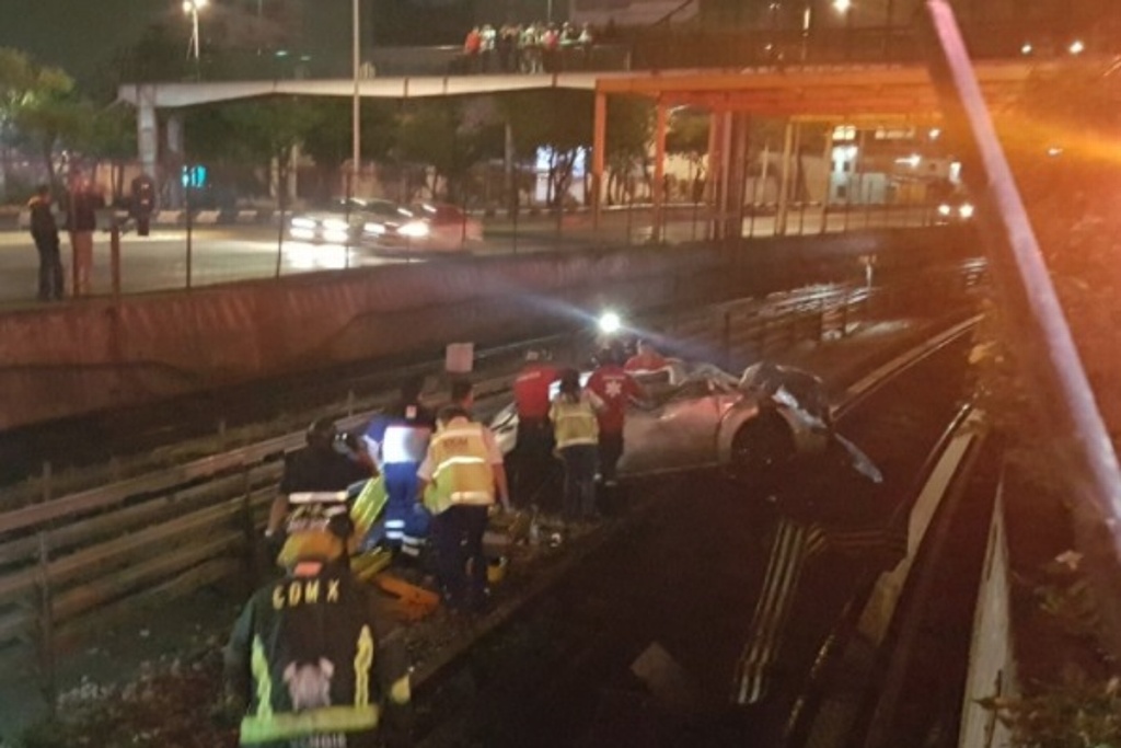 Imagen Cae auto a vías del Metro; deja tres personas lesionadas