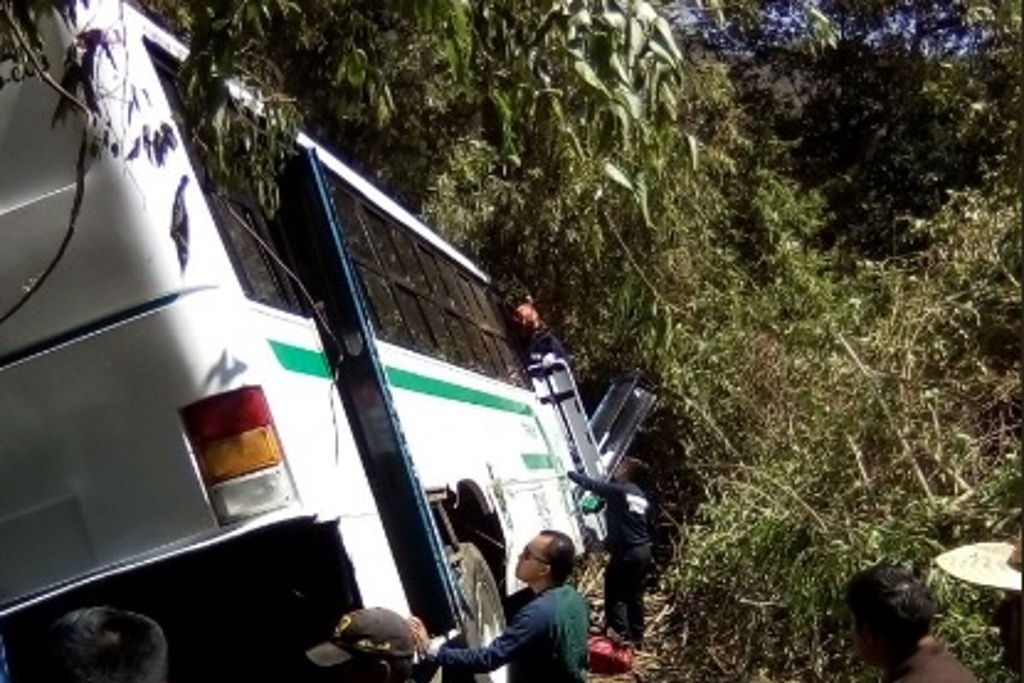 Imagen Deja 25 personas lesionadas volcadura de autobús