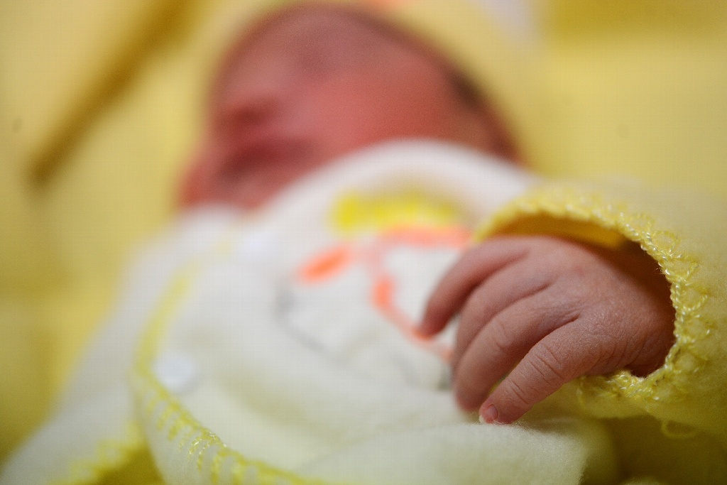 Imagen Bebé recién nacido muere por golpes en el estómago; padres son investigados