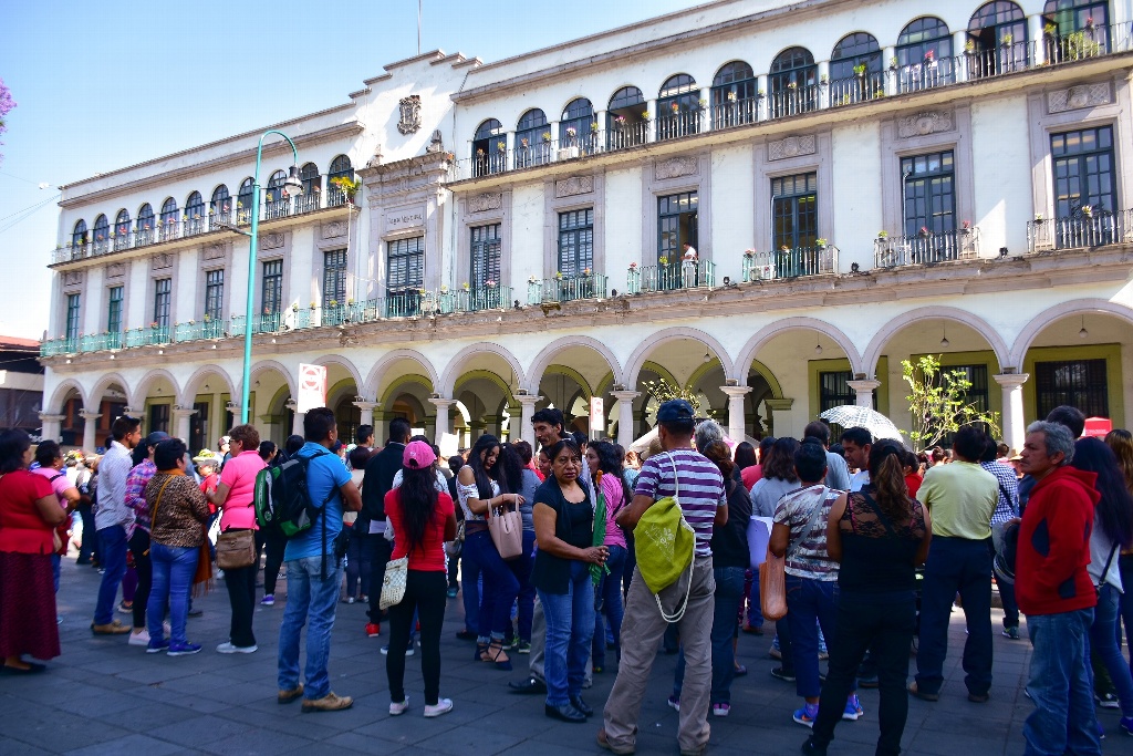 Imagen En protesta instalan tianguis afuera de Palacio Municipal de Xalapa (+fotos)