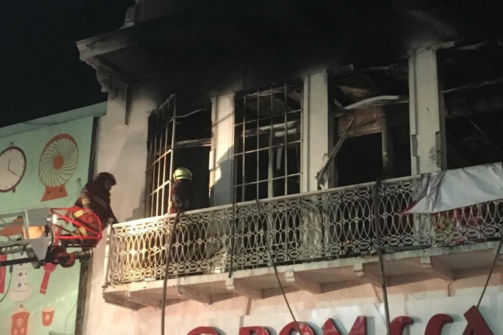 Imagen Sofocan incendio en mueblería del centro de Veracruz (+video+fotos)