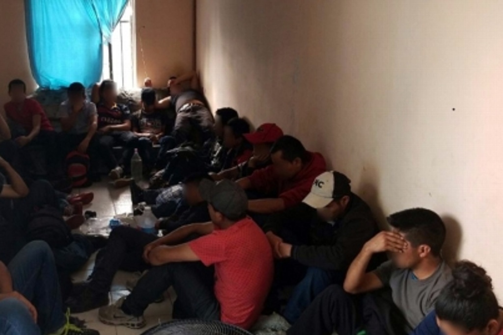 Imagen Rescatan a 103 migrantes centroamericanos en caja de tráiler en Veracruz