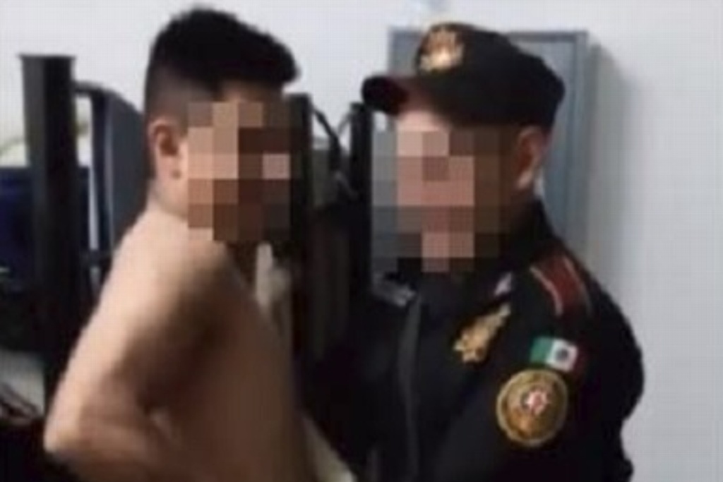 Imagen Investigan a policías por video donde uno de ellos baila desnudo (+video)