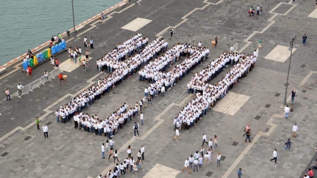 Imagen Forman número 499 con personas por aniversario de Veracruz 