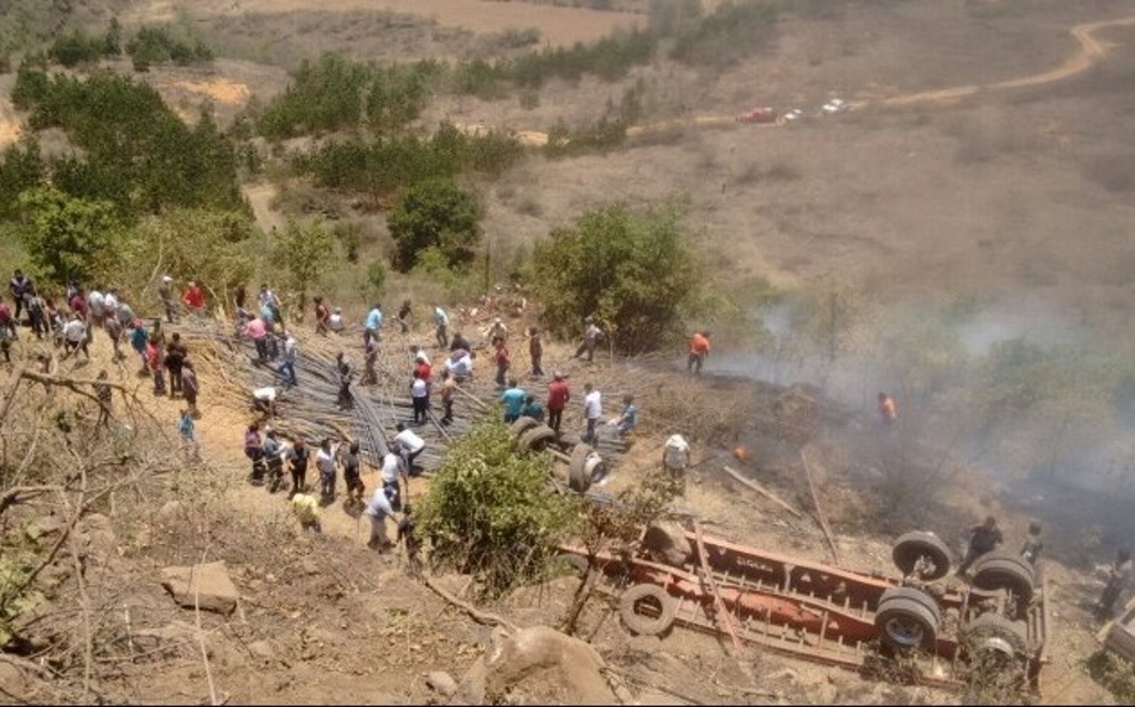 Imagen Muere chofer de tráiler al caer a barranco en Maltrata, Veracruz 