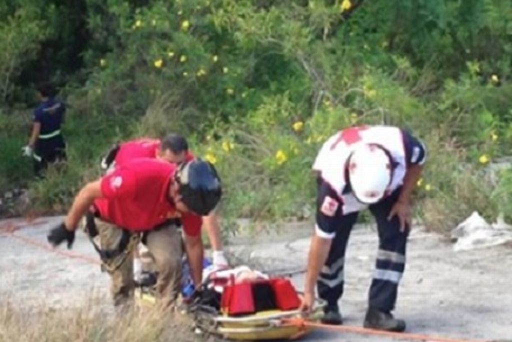 Imagen Rescatan a familia tras caer su auto de seis metros de altura