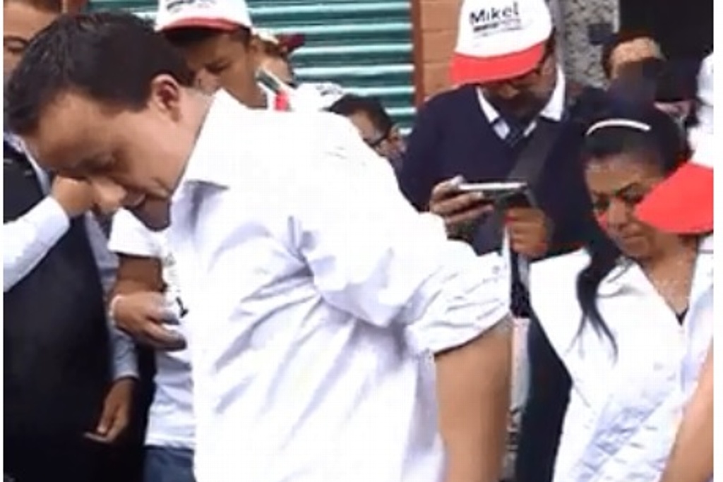 Imagen Mikel Arriola cae en coladera durante recorrido de campaña (+video) 