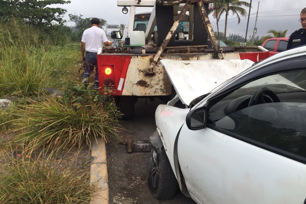 Imagen Auto se impacta contra un poste en la Veracruz-Xalapa; un lesionado (+fotos)