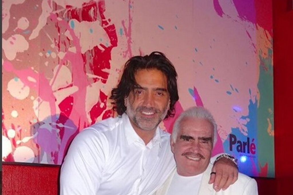 Imagen Vicente Fernández reconoce lo poco cariñoso que es con su hijo Alejandro 