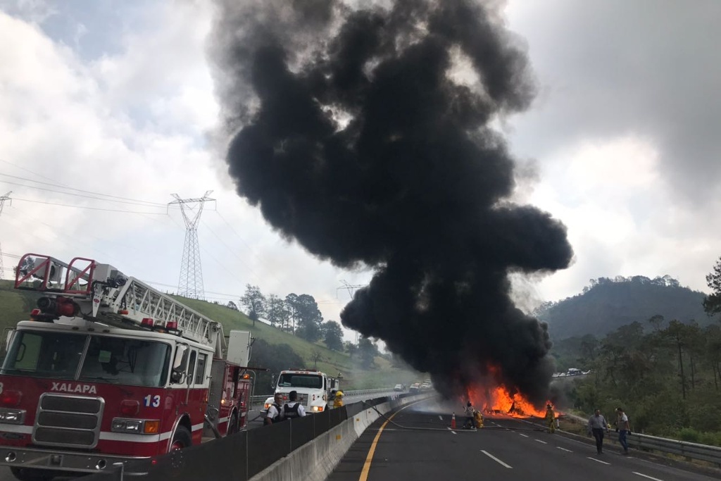 Imagen Se incendia camión en libramiento de Xalapa, Veracruz