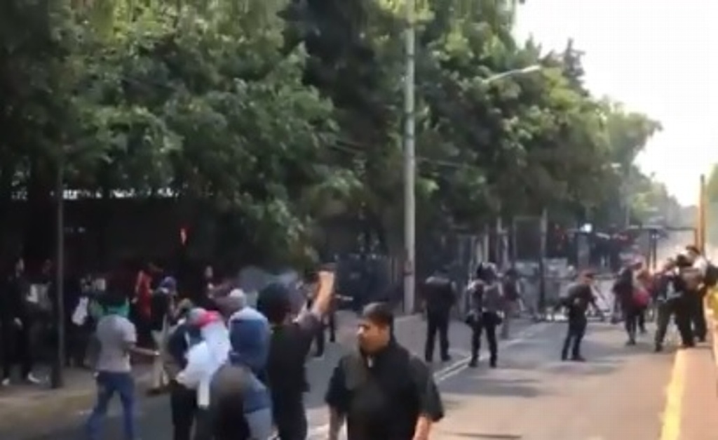 Imagen Protestan padres de los 43 Normalistas frente a Los Pinos (+Video)