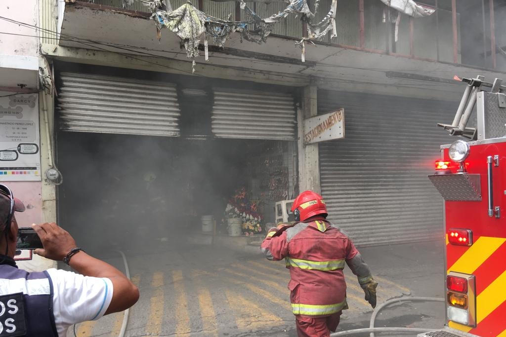 Imagen Se incendia automóvil en zona de Mercados de Veracruz (+fotos y video)