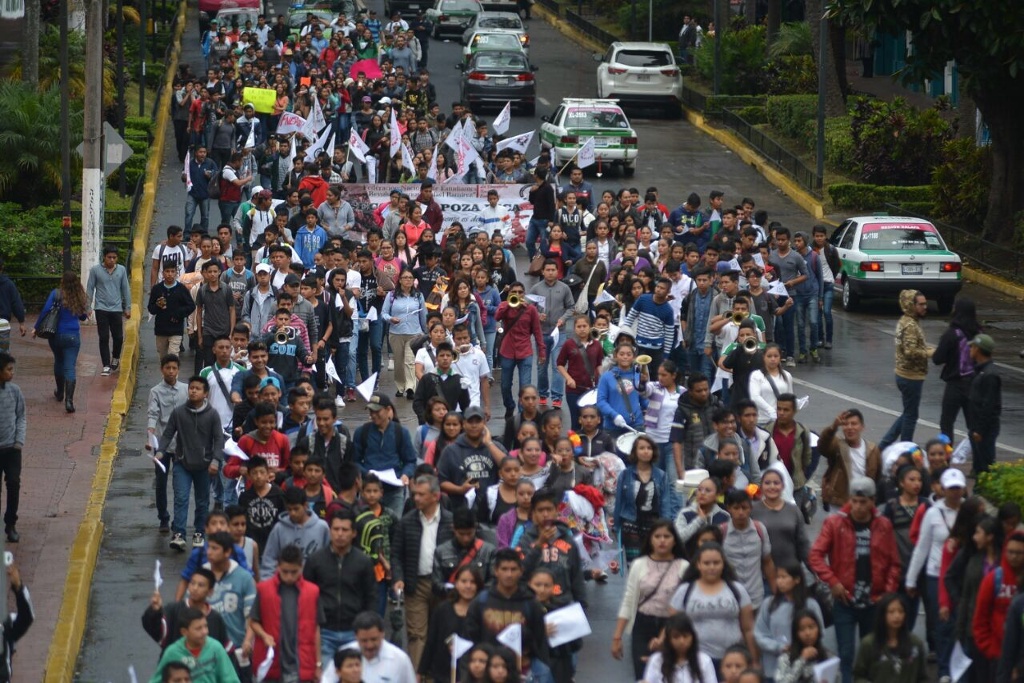 Imagen ¡Caos vial! Estudiantes cierran el centro de Xalapa, exigen obras en planteles escolares (+fotos)