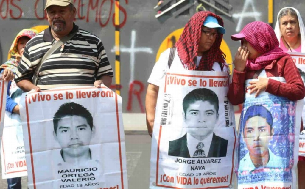 Imagen Protestan en Segob padres de los 43 normalistas desaparecidos 