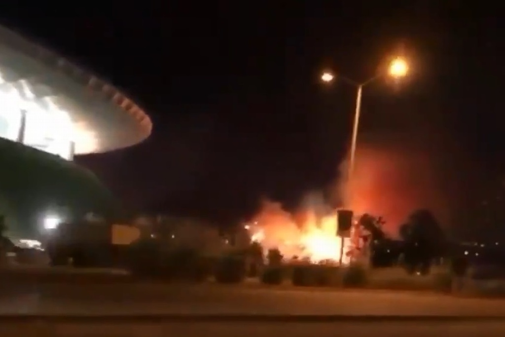Imagen Incendio a las afueras del estadio de Las Chivas en festejo de la Concachampions (+Video)