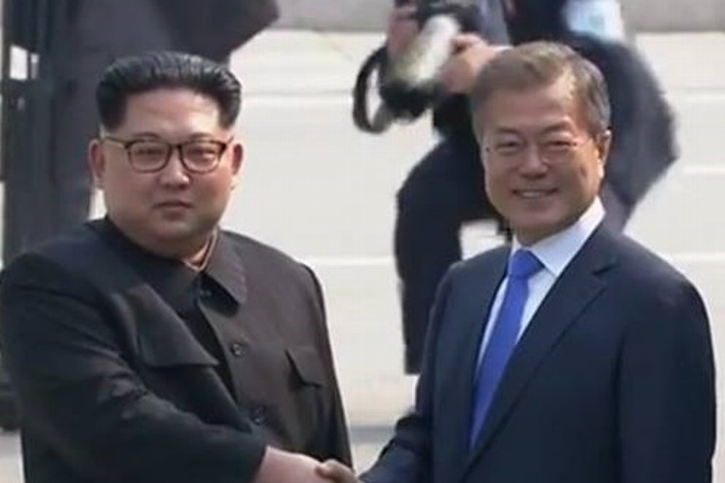 Imagen Kim Jong-Un se reúne con el presidente de Corea del Sur; intercambian saludo 