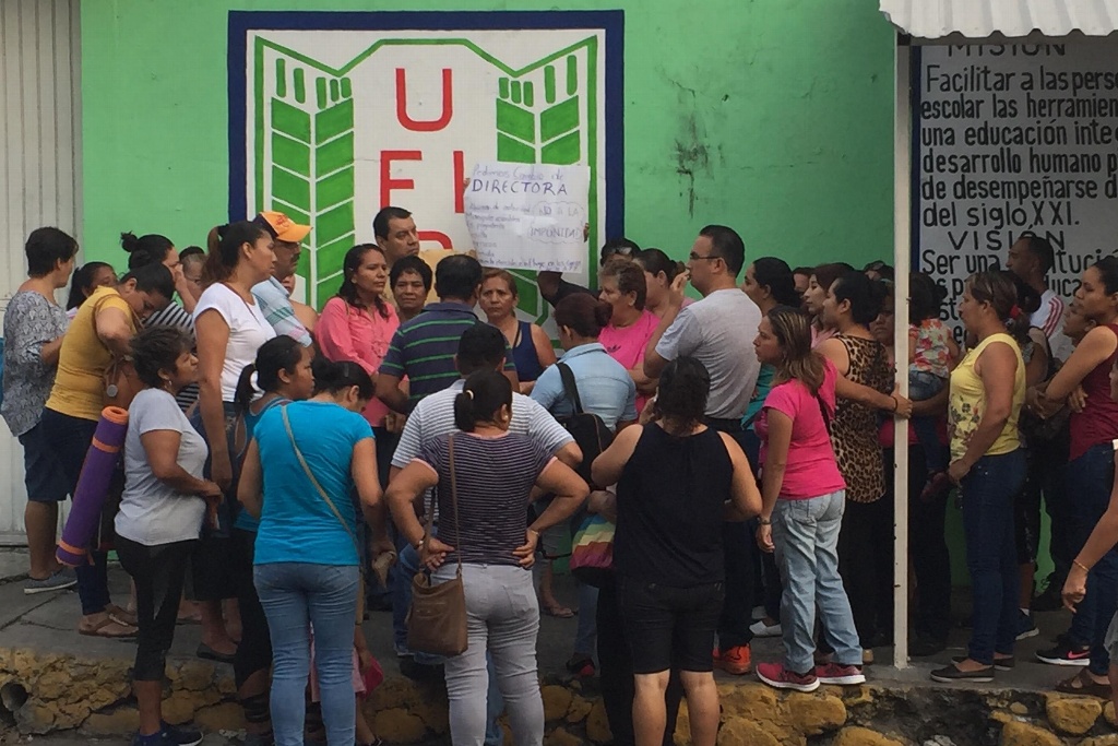 Imagen Padres de familia piden se destituya directora de primaria femenina