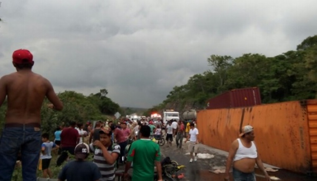 Imagen Rapiña en tráiler cargado con despensas de Venezuela, en autopista Córdoba-Veracruz