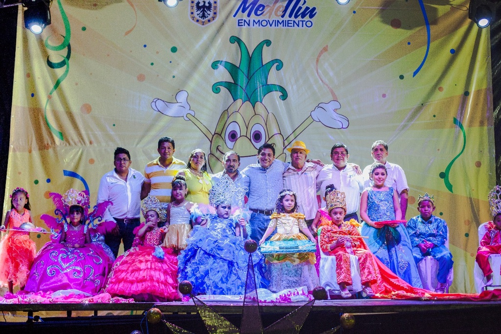Imagen Coronan a reyes infantiles de la Feria de la Piña en Medellín, Veracruz (+fotos)