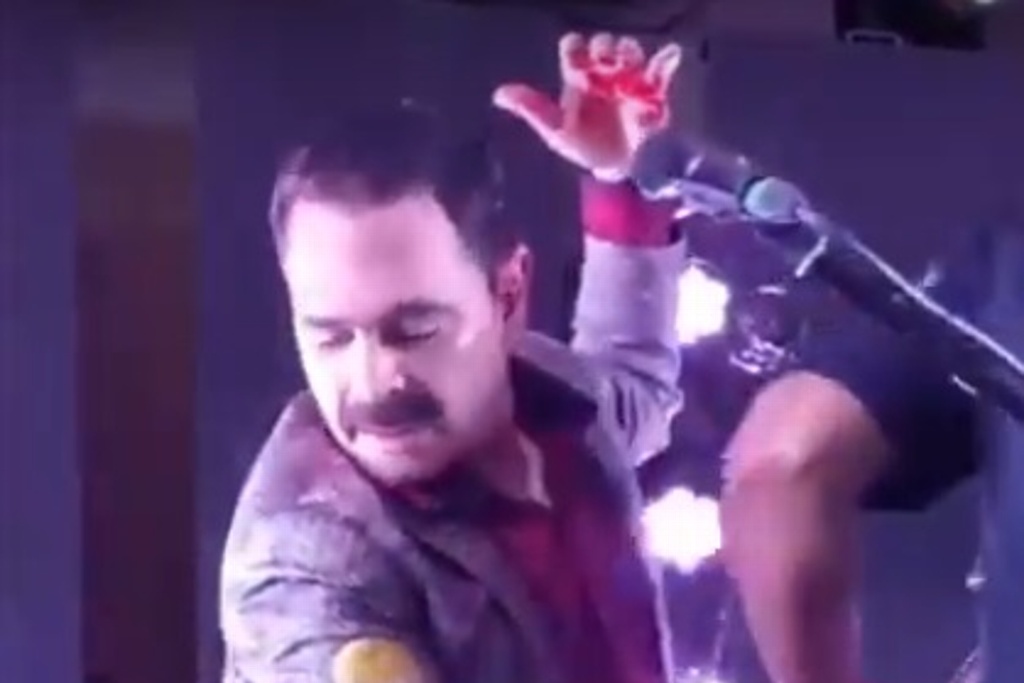 Imagen Golpean al vocalista de Los Tucanes de Tijuana en pleno escenario (+video)