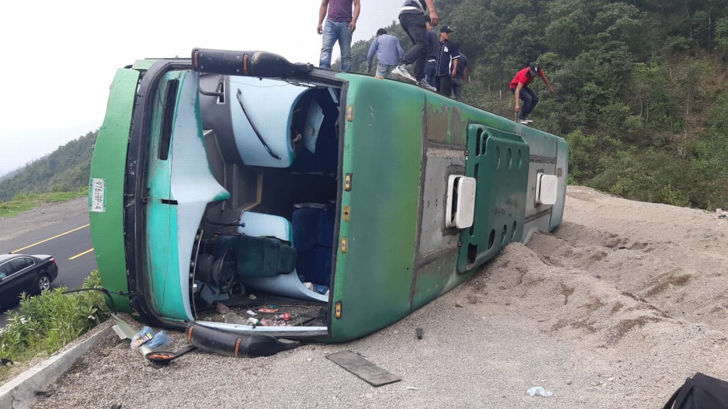 Imagen Vuelca camión de pasajeros en las Cumbres de Maltrata, Veracruz