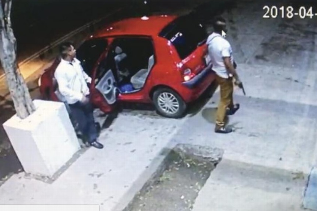 Imagen Cámara de seguridad capta momento en que asesinan a empleado de bar