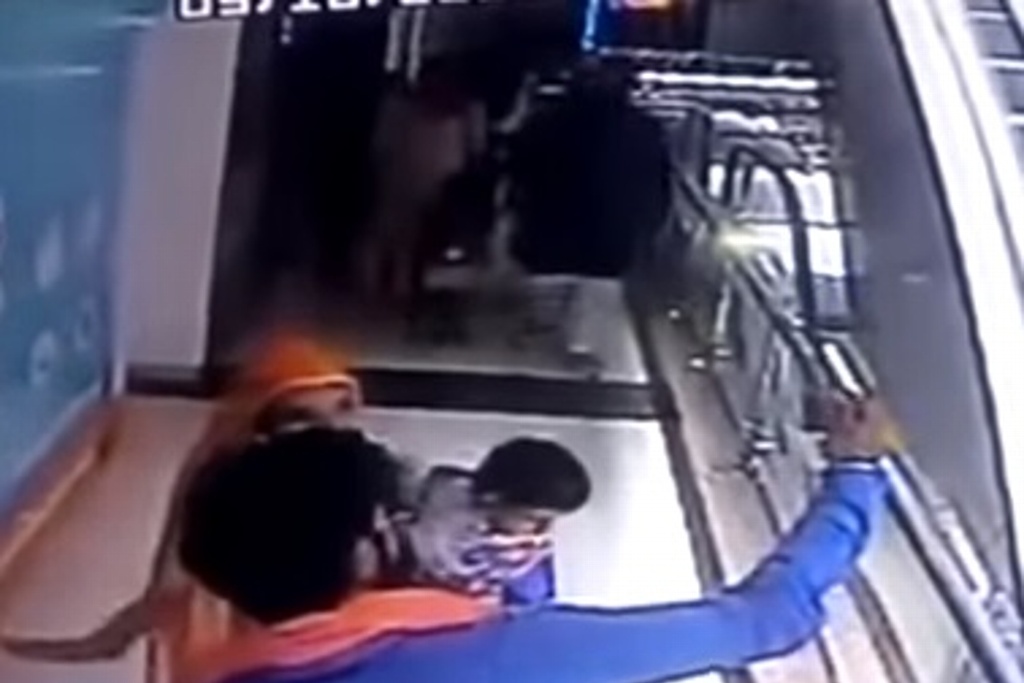 Imagen Muere niño al caer por escalera eléctrica cuando su madre se toma selfie (+Video)