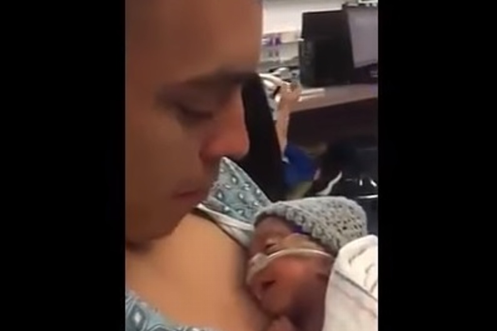 Imagen Impresionante reacción de un bebé prematuro ante el beso de su padre (+Video)