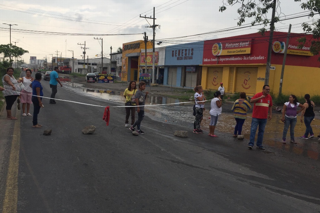 Imagen Bloquean carretera Veracruz-Xalapa habitantes de Amapolas