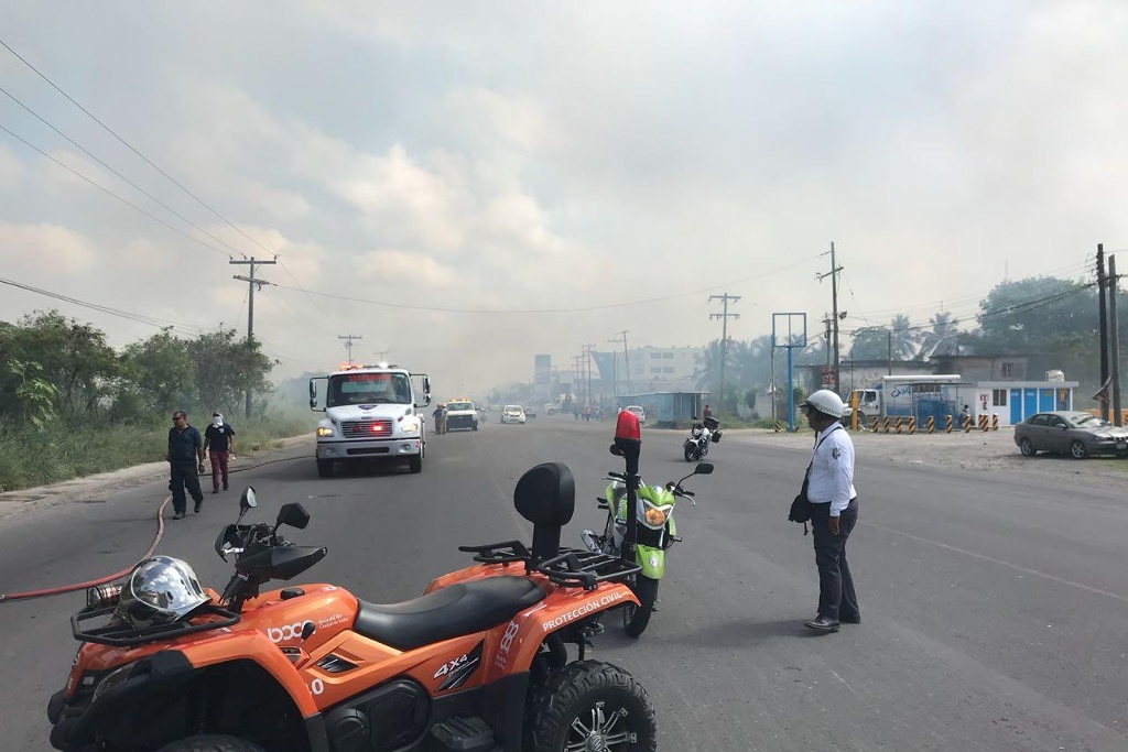 Imagen Poca visibilidad en la Veracruz-Medellín por incendio; implementan operativo