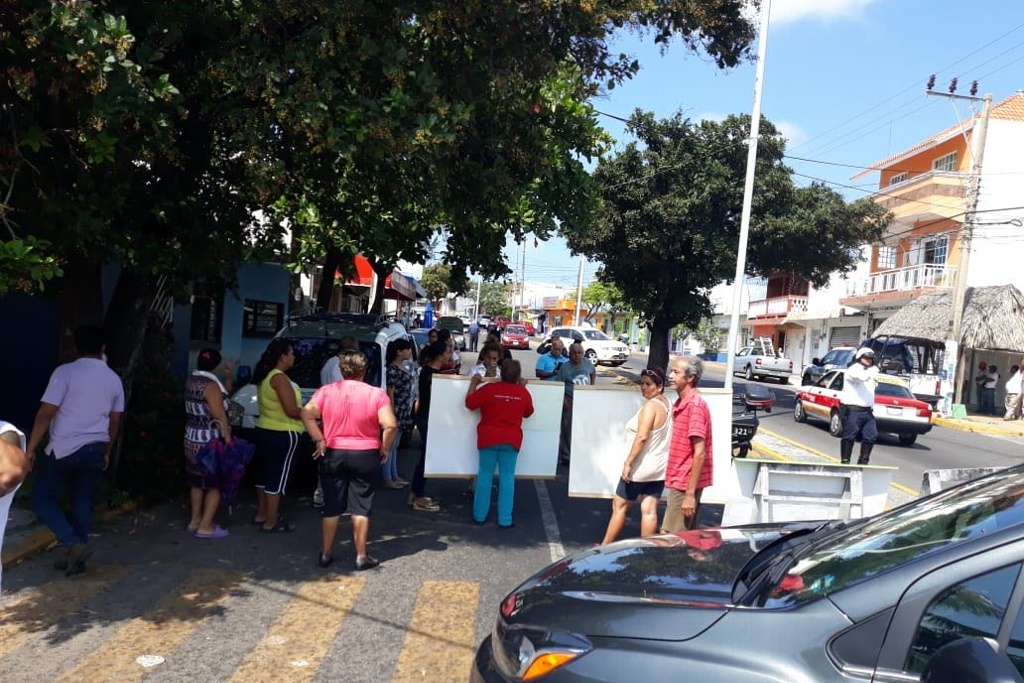 Imagen Vecinos bloquearon avenida para exigir solución a problemas de inundación en colonia de Boca del Río