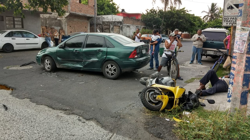 Imagen Choque entre dos autos y una moto en Veracruz, deja una persona lesionada 
