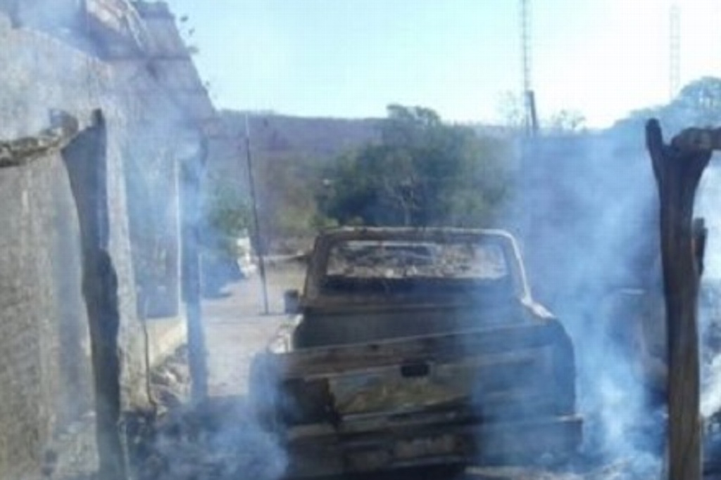 Imagen Grupo armado quema vivienda y vehículos en Badiraguato, Sinaloa