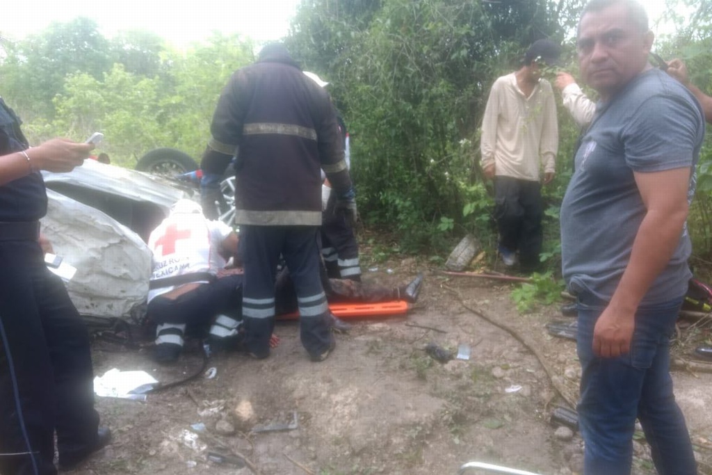 Imagen Automovilista queda prensado tras volcarse en carretera Veracruz-Xalapa 