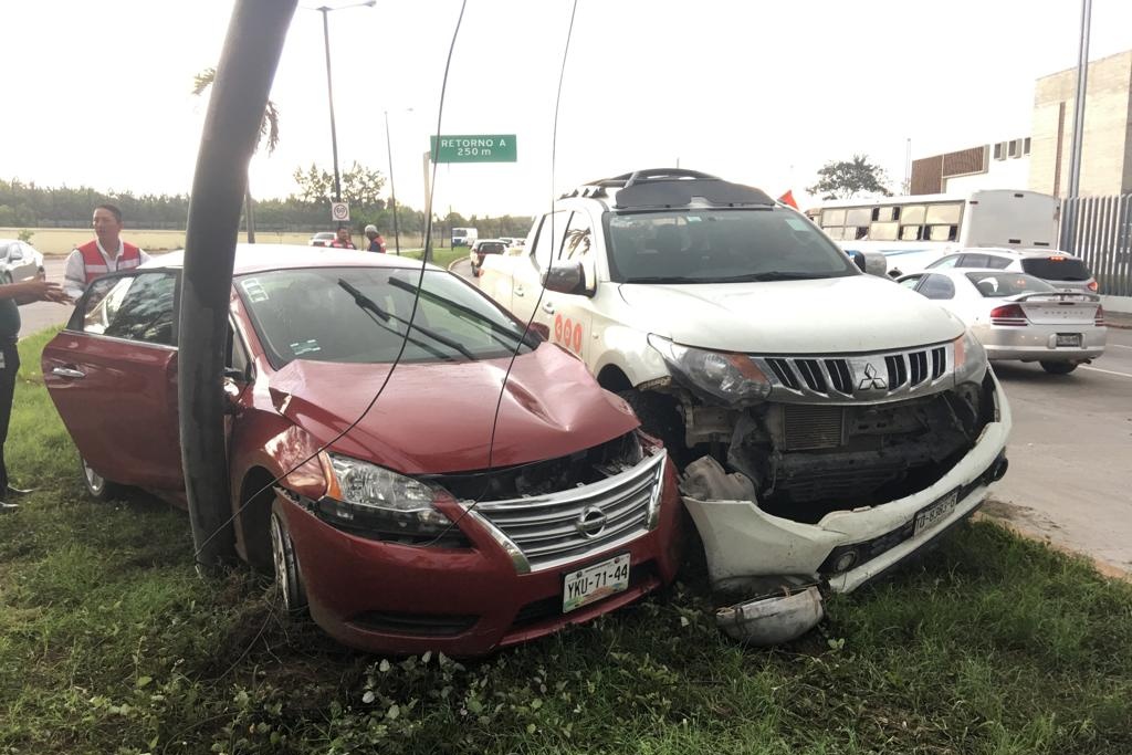 Imagen Vehículos derrapan y terminan en camellón de Veracruz (+fotos)