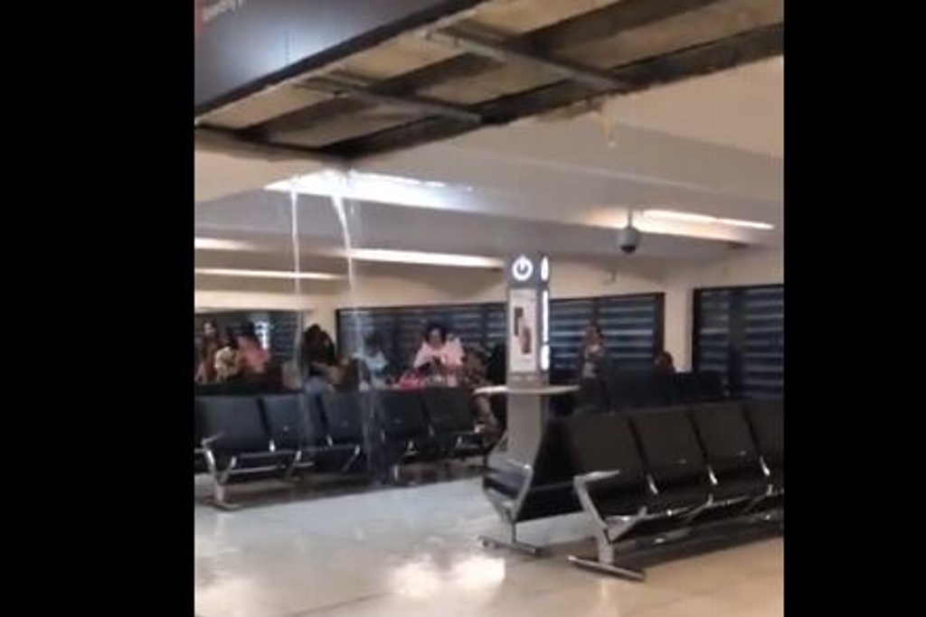 Imagen Goteras inundan sala de espera del aeropuerto de la CDMX (+video)