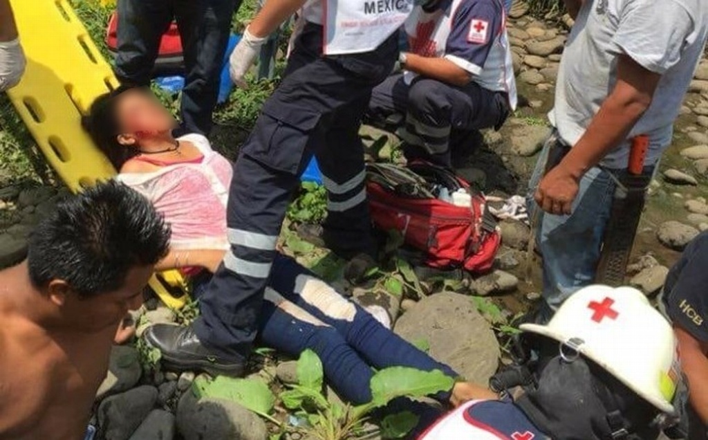 Imagen Vuelca camioneta en acantilado de Coatepec, cuatro lesionados
