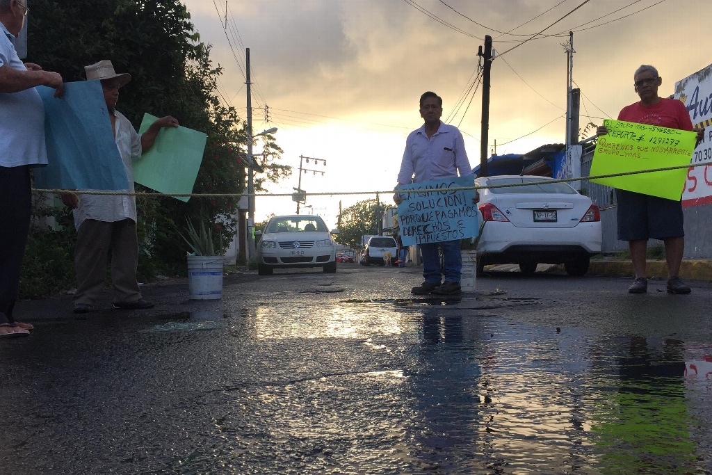 Imagen Por fuga de aguas negras bloquean calle en Las Antillas