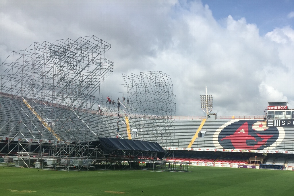 Imagen Continúa la instalación del escenario para el concierto de  Maluma (+fotos)