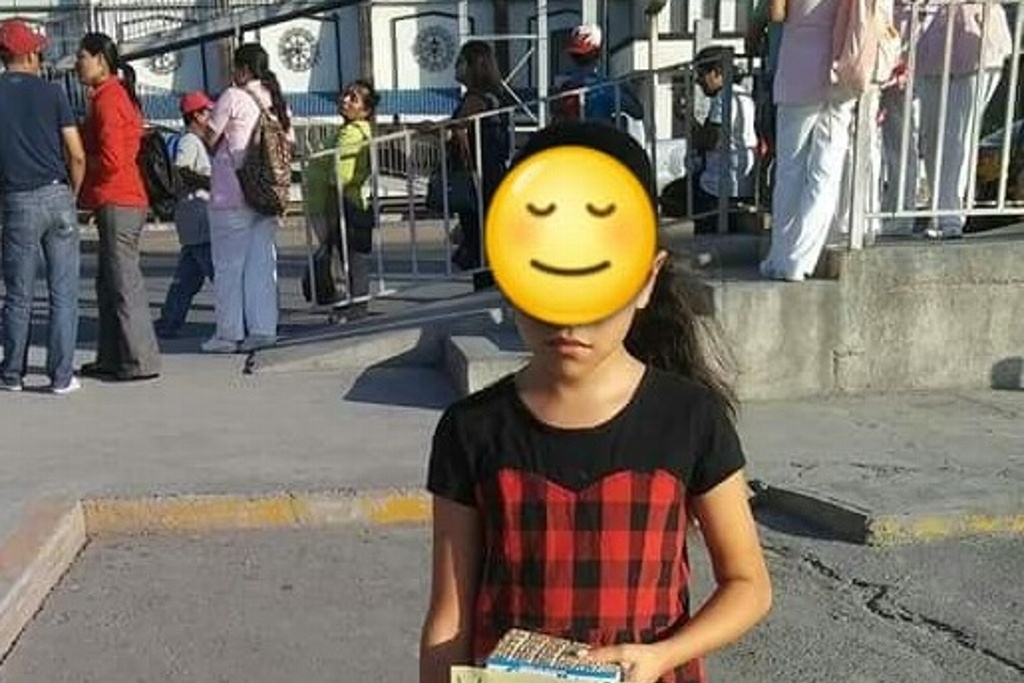 Imagen Mamá exhibe a su hija vendiendo chicles en las calles