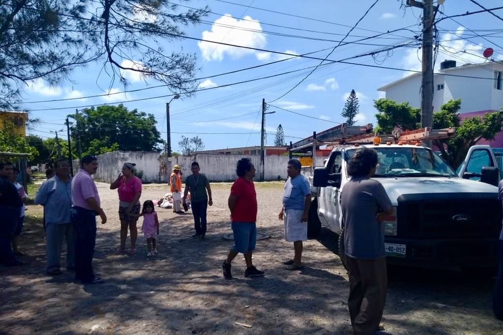 Imagen Retienen camioneta de CFE por corte de luz en colonia de Veracruz 