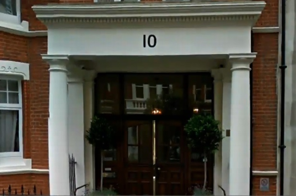 Imagen Karime “N” deja a su hijo afuera de su casa por huir de reportero en Londres (+Video)