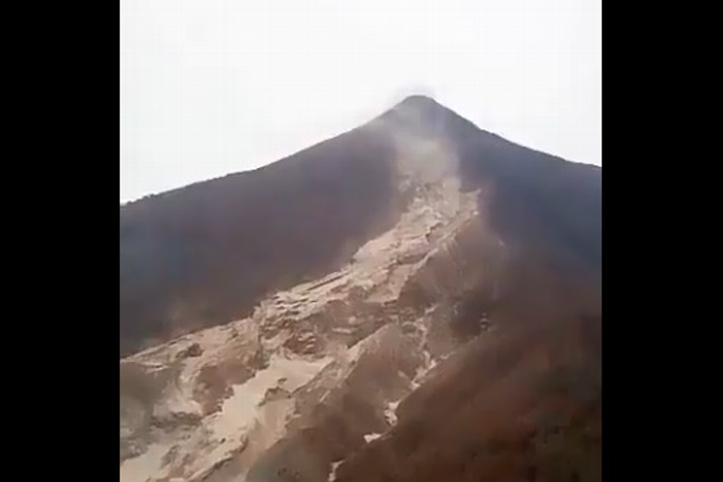 Imagen Dron sobrevuela el área afectada por la erupción del Volcán de Fuego (+Video)