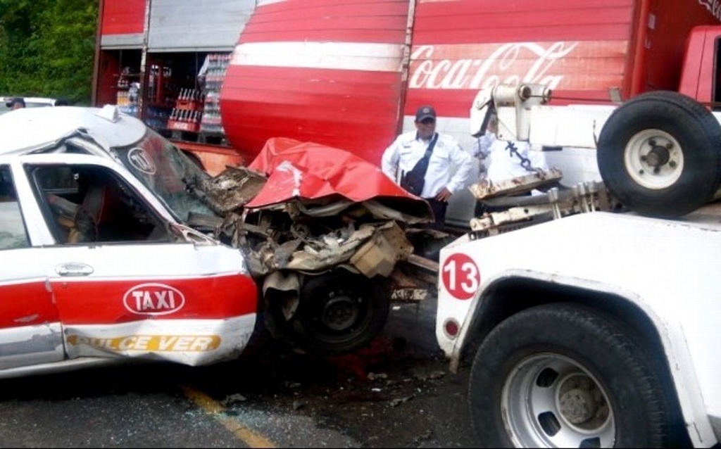 Imagen Muere taxista tras chocar con camión repartidor en el sur de Veracruz 